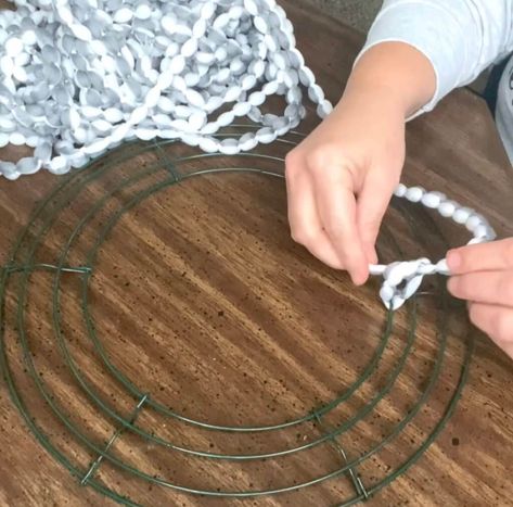 Wire Snowman From Dollar Tree, Star Wreath Form, Rope Wreath Diy, Making Mesh Wreaths, Rope Wreath, Tulle Wreath, Bow Diy, Easy Diy Wreaths, Wreath Project