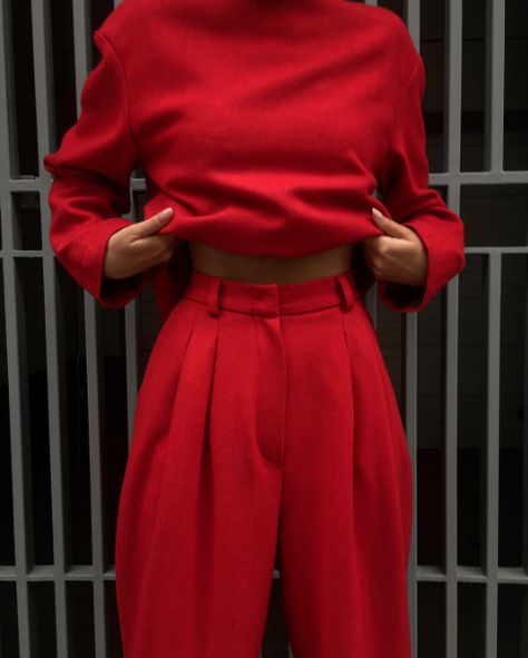 All bright red. An outfit with focus on the narrow waist. High waisted trousers with accentuated waist and volume around the hips and a red jumper on top. Pretty Woman Red Dress, Chique Outfits, 50 Style, Looks Street Style, Red Pants, Mode Inspo, Red Outfit, Flared Jeans, Mode Vintage