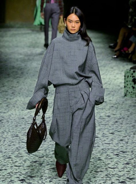 Bottega Veneta Fall 2023, Elevated Chic Outfits, Fall 2025 Outfits, Runway 2024 Fall Winter, Fall Uni Outfits, Unisex Outfits Aesthetic, Trendy Outfits For Fall 2023, Bottega Aesthetic, Brutalism Fashion