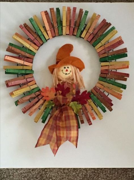 Fall Clothespin Wreath Diy, Fall Clothespin Wreath, Clothespin Wreaths, Clothespin Diy Crafts, Clothespins Diy, Wooden Clothespin Crafts, Clothespin Wreath, Clothespin Art, Creative Wreaths