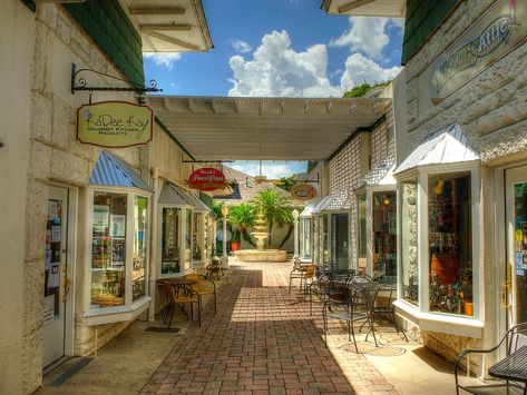 Hungry Howies, Sisters Travel, Mount Dora Florida, Beach Landscape Art, Florida Travel Guide, Long Weekend Getaways, Mount Dora, Places In Florida, Historic Downtown