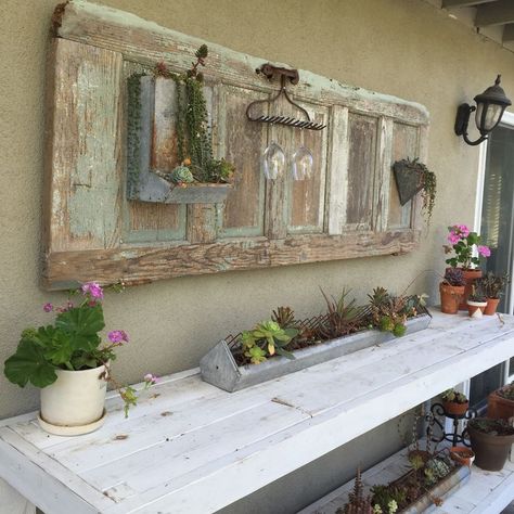 Vintage Doors Repurposed, Old Door Decor, Door Repurposed, Old Door Projects, Log Planter, Old Wooden Doors, Chicken Feeder, Doors Repurposed, Garden Decor Diy