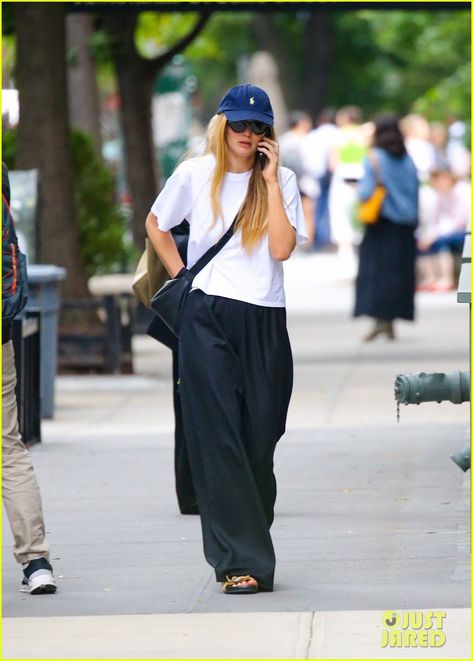 Althesuire Outfit, Mom Body Outfits, Jeniffer Lawrance, Jennifer Lawrence Street Style, Jennifer Lawrence Style, Outdoor Athleisure, Berlin Fashion Street, Berlin Fashion, Outfits With Hats