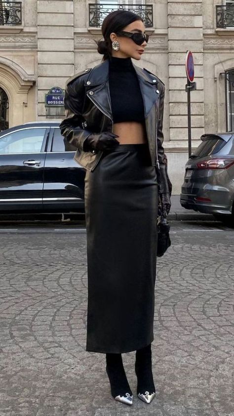 Black Skirt Outfits, Leather Skirt Outfit, Trendy Skirts, Leather Jacket Outfits, Black Leather Jacket, Winter Fashion Outfits, Party Fashion, Black Skirt, Skirt Outfits