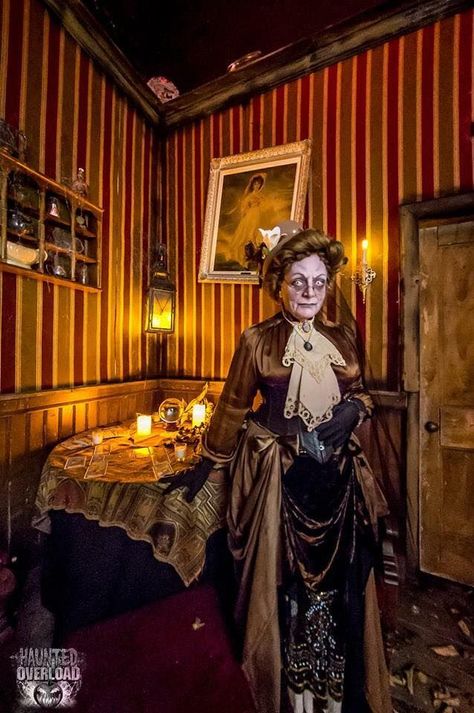 Haunted Theater Aesthetic, Haunted House Costumes, Haunted Hotel Ideas, Haunted Hotel Decorations, Haunted Saloon, Victorian Haunted House, Haunted Hotel Costumes, Creepy Doll Room Haunted Houses, Haunted Mansion Seance Room