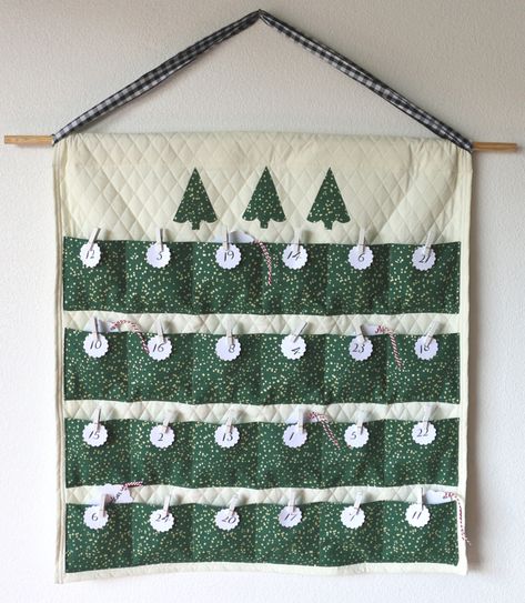 Learn how to sew this simple advent calendar.  Melanie Ham provides a free pattern and video to make this easy advent calendar.  This is a beginner sewing christmas project, you need very simple sewing skills for this diy advent calendar. #diyadventcalender #sewadventcalendar #adventcalendar #diychristmas Advent Calendar Diy, Advent Calendar Pattern, Simple Sewing Tutorial, Homemade Advent Calendars, Fabric Advent Calendar, Christmas Advent Calendar Diy, Christmas Sewing Projects, Holiday Sewing, Advent Calenders