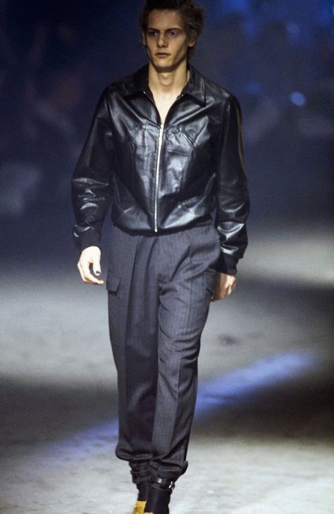 Alexander McQueen Fall 1997 Ready-to-Wear Fashion Show Punk Runway Fashion, Mens Fashion Show Runway, Punk Runway, 2000’s Outfits, Mcqueen Menswear, Alexander Mcqueen Menswear, Lee Mcqueen, Alexander Mcqueen Givenchy, Mcqueen Givenchy