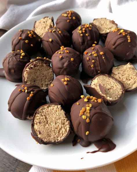 Chocolate Covered Collagen Bites | Paleo friendly energy balls made with collagen, almond butter and maple syrup and dipped in dark chocolate. #paleosnack #lowsugar Collagen Protein Balls, Collagen Bites, Paleo Protein Balls, Nutella Ice Cream, Chocolate Ball, Protein Balls Recipes, Sugar Free Maple Syrup, Protein Treats, Chocolate Food