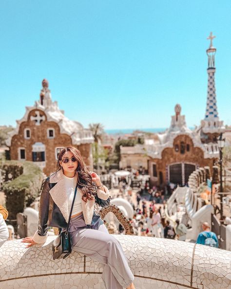 Postcard from Barcelona 🇪🇸 Parque Güell, uno de los lugares más visitados en Barcelona. Un parque privado con un jardín enorme y elementos arquitectónicos impresionantes y distintivos diseñados por el renombrado arquitecto catalán, Antoni Gaudí. ¡Siempre está lleno de gente, Recuerda comprar tus entradas con anticipación. . . . #bareclona #spaintravel #parkguell #barcelonacity #wanderlustface #traveleurope #colorfulmoments #parkguellbarcelona #travelguru #alwaystraveling #womantraveller #t... Barcelona Park Guell, Parque Guell, Park Guell Barcelona, Barcelona Spain Travel, Park Guell, Lovely Places, Barcelona Spain, Spain Travel, Photo Inspo