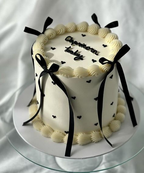 Chocolate Cake 21st Birthday, Bolo Retro Vintage, Black And White Coquette, Gothic Birthday Cakes, Coquette Cake, Heart Birthday Cake, Modern Birthday Cakes, Bolo Vintage, Bakery Cupcakes