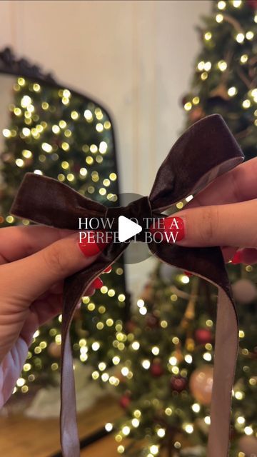 Rachel Meaders | Amazon Finds on Instagram: "How to tie a perfect bow!🎄 Save this video to refer back to when you’re decorating & wrapping for Christmas!🎅🏼 #christmas2023 #christmasdecor #christmastree #christmasornaments #christmasdecorations #holidaydecor #holidaydecorating #holidaydecorations #wrapping #wrappingpresents #wrappinggifts #giftguide #bow #amazonfinds #amazonmusthaves" How To Tie Bow On Christmas Tree, Tie Present Bow, Christmas Bow For Presents, How To Tie Ribbon Bows For Christmas Tree, Christmas Bow Present, How To Make Tree Bows, How To Make Bows With Ribbon Videos, Tie A Velvet Ribbon Bow, Tying A Large Ribbon Bow