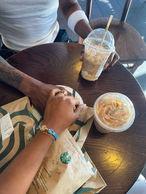 Coffe, Starbucks,couple Coffee Couple Aesthetic, Starbucks Couple, Coffee Dates Aesthetic, Breaking Cycles, Starbucks Breakfast, Couple Coffee, Couple Cooking, Romantic Photography, Dream Relationship