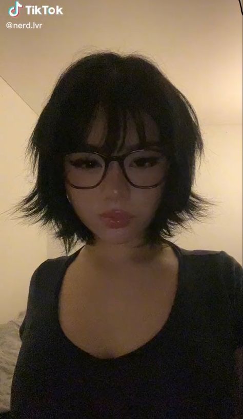 Short Style Haircut For Women, Shaggy With Bangs Short, Goth Hair Ideas Short, Kisa Wolf Cut, Emo Bangs Short Hair, Short Messy Hair With Bangs, Short Haircut With Long Bangs, Layered Bob Side Bangs, Haircut Inspo Short Layered