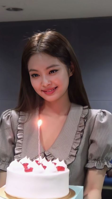 Brithday Idol, Blackpink Cake, Blackpink Birthday, Birthday Icon, Cute Happy Birthday, Baby L, Jennie Kim Blackpink, Pretty Photos, Jennie Kim