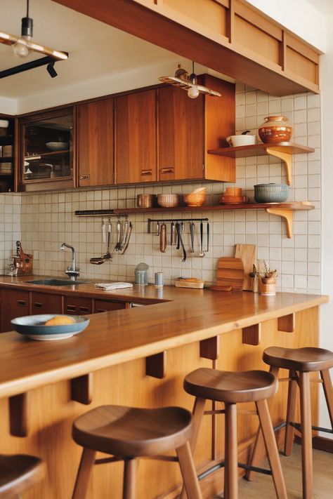 30 Stylish Mid-Century Modern Kitchen Design Ideas You’ll Love - The Ivy Kitchen Blog Mid Century Wood Kitchen Cabinets, Mid Century Modern House Interior, House Interior Aesthetic, Modern Kitchen Floor, Retro Modern Kitchen, Ivy Kitchen, Mid Century Cabin, Modern Kitchen Flooring, Mid Century Modern Kitchen Design