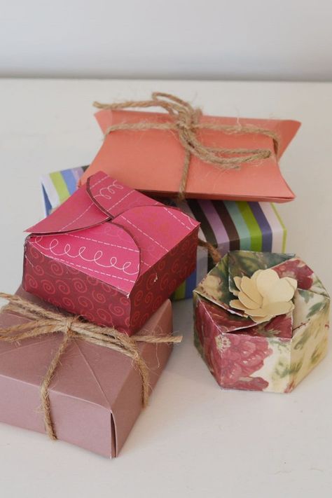 How to make five different unique handmade paper gift boxes! These are perfect for small handmade Christmas gift ideas #christmasgift #handmadegift #handmadegiftidea #handmade #jewelrybox #paper #scrapbookpaper #craft #diycraft Paper Pillow Boxes Diy, Diy Small Gift Boxes How To Make, Small Gift Boxes Ideas, How To Make Small Gift Boxes, Gift Box Craft Ideas, Diy Small Gift Boxes, Paper Gift Box Ideas, Handmade Boxes Gift, Diy Boxes For Gifts