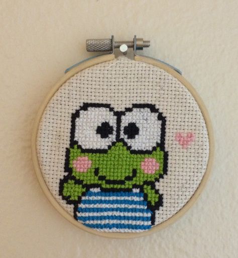 Mini Keroppi Cross Stitch Cross Stitch Mini, Geeky Cross Stitch Patterns, Kawaii Cross Stitch, Cross Stitch Hoop, Cross Stitch Cross, Tema Disney, Stitch Cross Stitch, Stitching Ideas, Small Cross Stitch