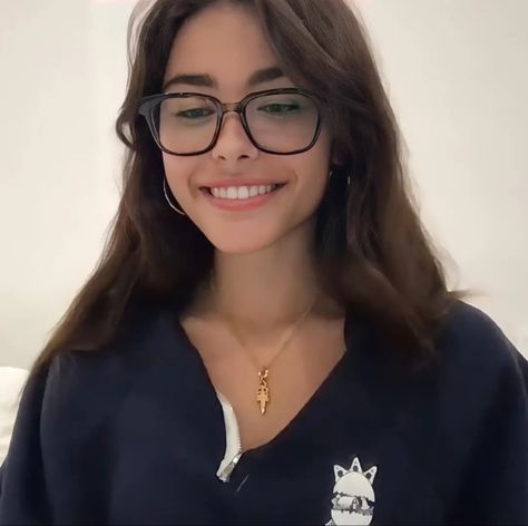 Maddison Beer With Glasses, Madison Beer In Glasses, Celebrities With Glasses Women, Pretty Girl Glasses Aesthetic, Steph Bohrer Glasses, Glasses Frames Trendy Round Face, Brunettes With Glasses, Celebs With Glasses, Glasses For Brunettes