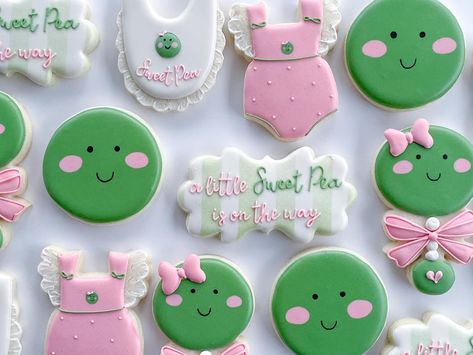 A little Sweet Pea is on the way 💚 Matching Cookies to yesterday Cake Pop post. Such a cute theme! #cookies #cookiedecorating #alittlesweetpeaisontheway #babyshowercookies Sweet Pea Party Theme, Sweet Pea Baby Shower Theme, Sweet Pea Baby Shower, 2 Peas In A Pod, Theme Cookies, Twin Shower, Peas In A Pod, Cute Themes, Baby Cookies