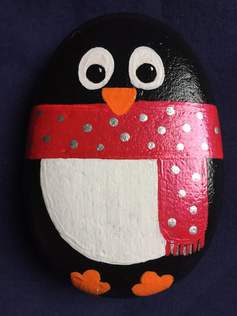 Painted Rock Penguin, Penguin Stone Art, Penguin Rocks Painted Stones, Painted Rocks Penguins, Xmas Stone Painting, Penguin Pebble Art, Penguin Painted Rocks, Holiday Rock Painting, Xmas Rock Painting Ideas