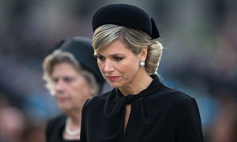 Maxima Queen, Face Mask Design Ideas, Regina Maxima, Dutch Queen, Dutch Royalty, Queen Máxima Of The Netherlands, Face Mask Design, Queen Maxima, Princesa Diana