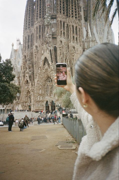 Barcelona Ig Pics, Spain Family Photos, Barcelona Photoshoot Ideas, Sagrada Familia Photo Ideas, Barcelona Pics Ideas, Sagrada Familia Aesthetic, Madrid Pictures Ideas, Spain Picture Ideas, Spain Photo Ideas