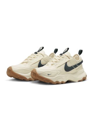 Qc Shoes Women, Nike Women’s Tennis Shoes, Nike Women’s Shoes, Nike Brown Shoes, Nike Shoes Brown, Nike Trainers Women, Nike Tc7900, Brown Tennis Shoes, Womens Nike Sneakers