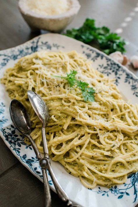 If you like fettuccine alfredo or creamy pesto pasta then you will love this spicy Mexican Espagueti Verde (Spaghetti with Creamy Poblano Sauce). This creamy, dreamy pasta is made in one pot and is ready in just 30 minutes, making it the perfect weeknight wonder meal! Poblano Cream Sauce, Bueno Recipes, Poblano Sauce, Sauce Video, Creamy Spaghetti, Creamy Pesto Pasta, Hispanic Recipes, Green Spaghetti, Poblano Peppers