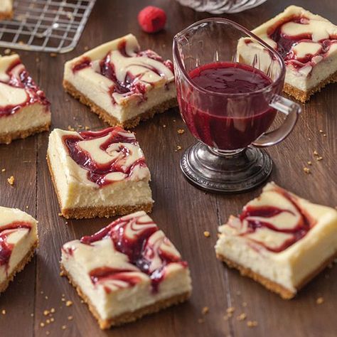 Treat yourself to these luscious berry cheesecake bars. Get more great recipes by ordering your subscription to Cooking with Paula Deen today! Berry Cheesecake Bars, Macadamia Cheesecake, Easter Sunday Dinner, Breakfast Dessert Ideas, Cheesecake Raspberry, Bacon Dip Recipes, Raspberry Cheesecake Bars, Raspberry Swirl Cheesecake, Dessert Pies