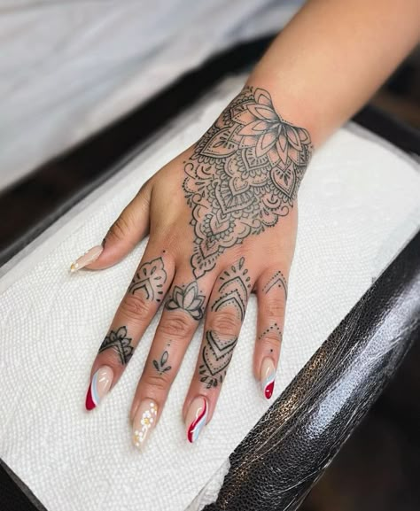 Cool Hand Tattoos, Finger Tattoo Ideas, Ornamental Tattoos, Mandala Hand Tattoos, Finger Tattoo For Women, Hand And Finger Tattoos, Pretty Hand Tattoos, Hand Tats, Ornamental Tattoo