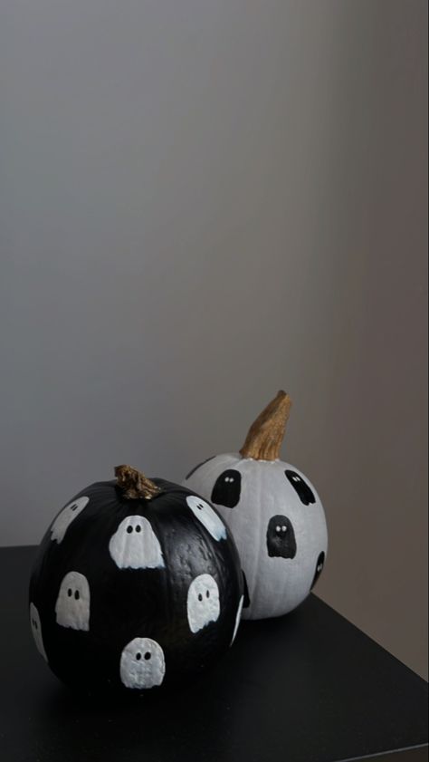 White Pumpkin Painting Ideas Aesthetic, Painted Pumpkins Black And White, Trendy Pumpkin Painting, Black Halloween Pumpkins, Pumpkin Painting Black And White, Pumpink Painting Ideas, Pumpkin Painting Ideas Black And White, Paint White Pumpkin, Trendy Pumpkin Painting Ideas