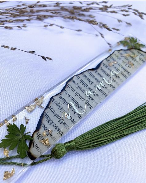 Resin Bookmarks With Quotes, Epoxy Resin Bookmark, Resin Book Mark Ideas, Diy Resin Bookmarks, Epoxy Bookmark Ideas, Resin Bookmarks Ideas, Resin Book Marks, Epoxy Bookmark, Resin Projects For Beginners