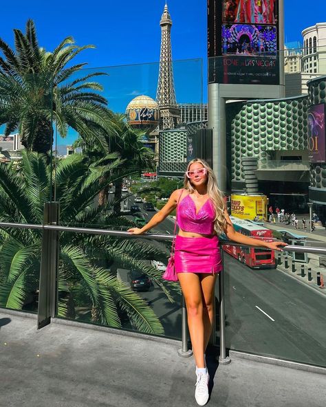 Vegas Photo Spots, Las Vegas Poses, Vegas Girls Trip Aesthetic, Vegas Trip Outfits, Vegas Vacation Outfits, Vegas Inspo Pics, Las Vegas Aesthetic Outfit, Vegas Picture Ideas, Vegas Poses