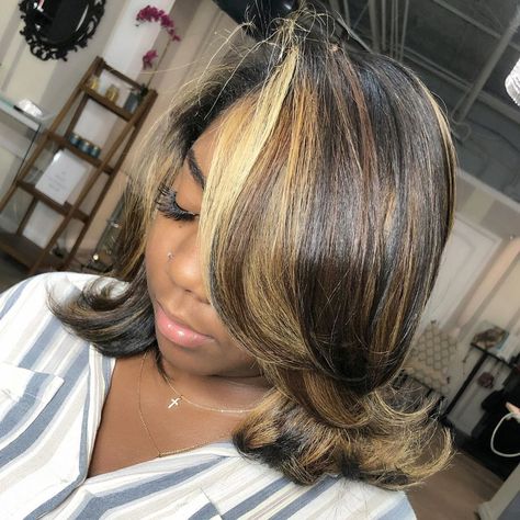 Short Wig With Highlights, Blonde Highlight Natural Hair Black Women, Blonde Highlights On Black Women Natural Hair, Golden Blonde Balayage Black Women, Caramel Blonde Hair On Black Women, Bob Hairstyles For Black Women Colored, Blonde And Black Bob, Black Women Bun Hairstyles, Blonde Highlights On Black Women