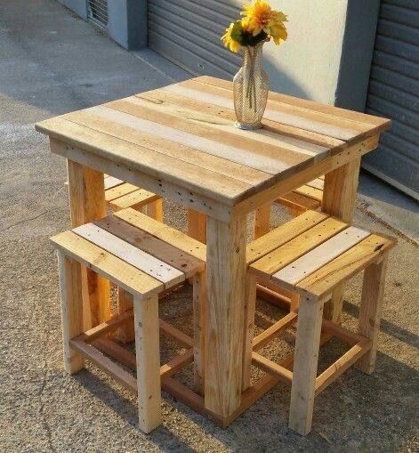 Wood Pallet Tables, Pallet Bar Diy, Pallet Furniture Designs, Wood Table Diy, Pallet Patio Furniture, Pallet Designs, Diy Wooden Projects, Pallet Decor, Wooden Pallet Projects