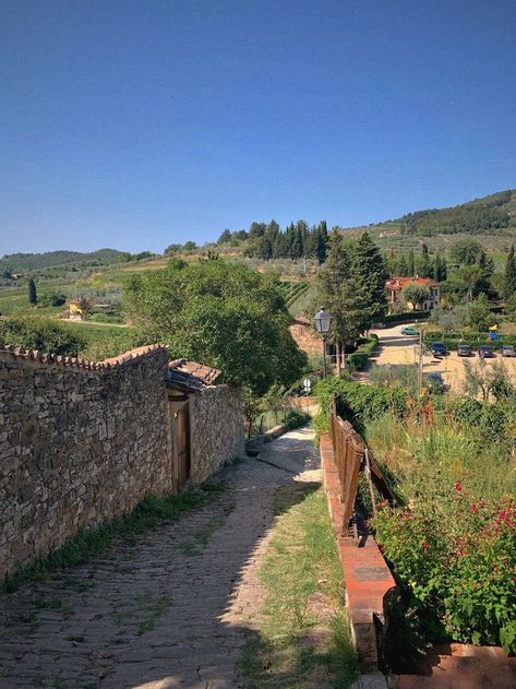 Italian Country Side, South Of France House, Italian Farm, Mediterranean Aesthetic, Italy Vibes, Italian Country, Italy Landscape, Italian Village, Italian Countryside