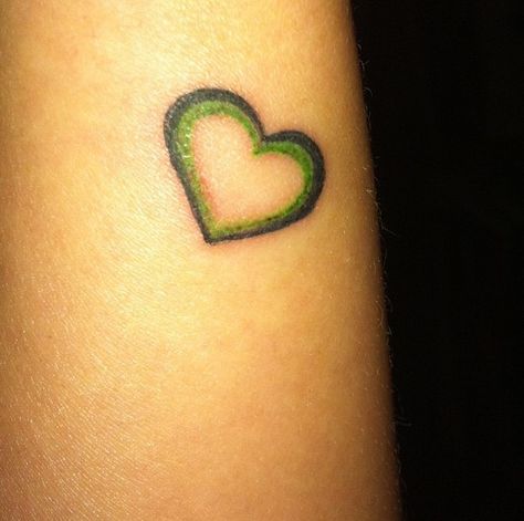 Be still my GREEN HEART tattoo Green Heart Tattoo, Soft Butch, Green Tattoo, Face Tattoos For Women, Getting Tattooed, Green Tattoos, Green Hearts, Aesthetic Tattoos, Heart Tattoo Designs