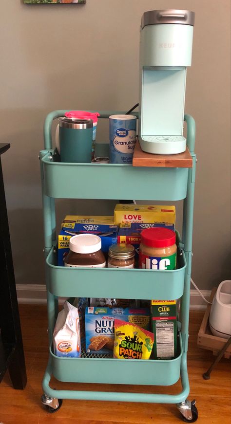 Turn a art cart into a keurig/ snack station for dorm, just added a custom fit board Dorm Room Snack Station, Storage For College Dorms, Dorm Food Organization, Snacks For Dorm Room, College Snack Storage, Food Dorm Ideas, Dorm Room Organization Snacks, Storage Dorm Room, Dorm Room Ideas Storage