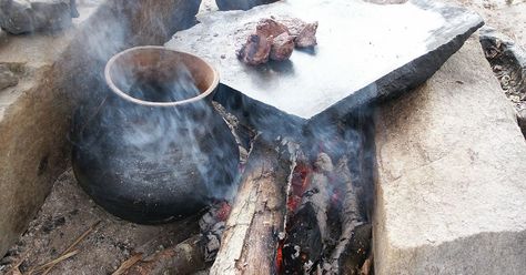 The knowledge of how to transform mud into pottery signifies a major leap forward for prehistoric cultures, and until the development of metal cooking pots, ceramic pottery was the pinnacle of cooking technology. Clay pots are lighter than soapstone and easier to transport. They also heat up faster than stone vessels and can be made in much larger sizes than stone vessels (e.g. big enough to feed a village from one pot). To make your own clay pot, likely smaller than the village sized pot, the f Pottery Cool, Make Your Own Clay, Clay Bowls, Primitive Technology, Coil Pottery, Primitive Survival, Clay Flower Pots, Pinch Pots, Pottery Techniques