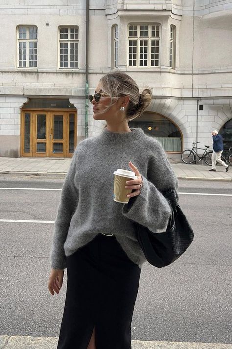 Grey Jumper Outfit, Knitted Street Style, Cashmere Sweater Outfit, Old Money Hairstyles, Fall Szn, Minimalism Clothes, Sweaters For Fall, 23 Fashion, Gray Cashmere Sweater