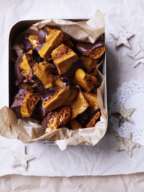 How To Make Chocolate Dipped Honeycomb. Happy Saturday. Do you have any fun plans for today?We are off to run Parkrun this morning. As long as it is not Homemade Edible Christmas Gifts, Warming Recipes, Honeycomb Recipe, Honeycomb Candy, Brandy Snaps, Edible Christmas Gifts, Toffee Candy, Peanut Butter Sauce, Hand Pie