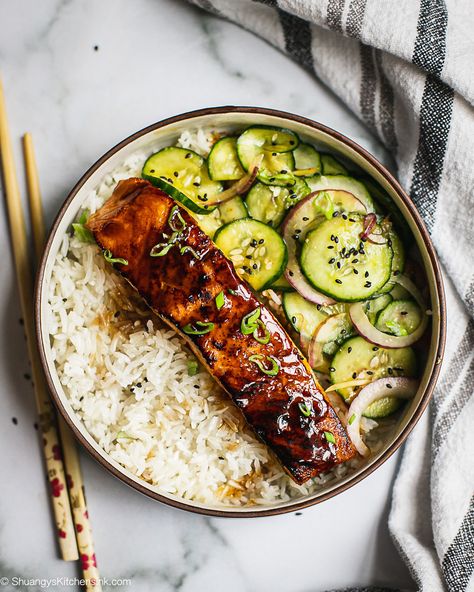 Healthy And Easy Asian Cucumber Salad {Vegan, Whole30, Keto} | This quick and healthy asian cucumber salad is easy, refreshing, and perfect for summer! Made with fresh, crispy cucumbers, and a perfect bite of red onion tossed in a spicy umami sauce. It’s paleo, vegan, keto and Whole30 friendly making it a perfect dish to bring to any gathering. | #cucumbersalad #veganrecipe #asianfood #chinesefood #healthychinese #whole30salad Gourmet Healthy Recipes, Asian Keto Recipes, Asian Healthy Recipes, Asian Food Healthy, Cucumber Salad Vegan, Healthy Asian Food, Easy Asian Cucumber Salad, Asian Keto, Umami Sauce