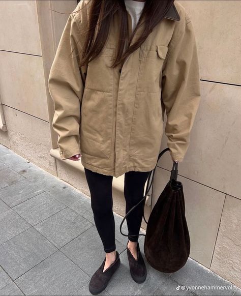 Canvas Jacket Outfit, Work Jacket Outfit, Carhartt Jacket Outfit Woman, Opera Outfits, Scandinavian Fashion Summer, Scandinavian Fashion Women, Beige Jacket Outfit, Europe Winter Fashion, Utility Jacket Outfit