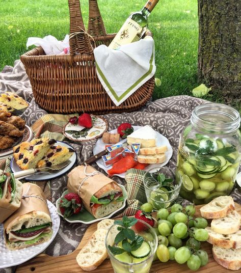 Picnics and Mason Jar Sangria Verde | The Lemon Apron Mason Jar Sangria, Romantic Picnic Food, Picnic Date Food, Picnic Inspo, Picnic Spread, Aesthetic Picnic, Picnic Inspiration, Road Trip Snacks, Picnic Decorations