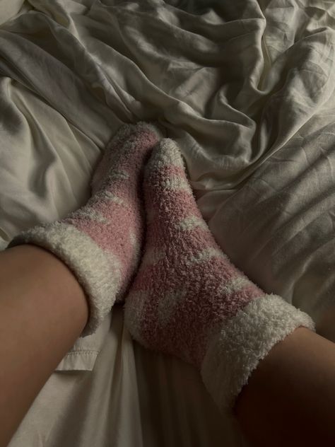 Picture of pink cozy socks with white hearts on it. Fluffy Socks Outfit, Fluffy Socks Aesthetic, Brrrr Basket, Cute Fuzzy Socks Aesthetic, Fuzzy Socks Aesthetic, Cute Socks Fluffy, Pink Fluffy Socks, Kat Singleton, Socks With Hearts