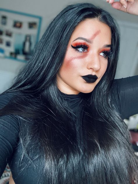 Kylo ren themed makeup Kylo Ren Makeup Look, Dark Side Makeup Star Wars, Kylo Ren Cosplay Female, Sith Inspired Makeup, Darth Maul Inspired Makeup, Female Sith Makeup, Female Kylo Ren Cosplay, Female Kylo Ren Costume, Star Wars Sith Makeup