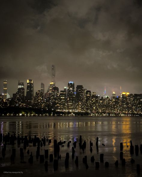 Experience the magic of New York City’s night skyline! 🌃 The glittering lights against the dark sky create an unforgettable cinematic view that’s pure #NYC. From the iconic skyscrapers to the bustling streets below, this city never sleeps and neither does its breathtaking beauty. __________ #NewYorkCity #NightSkyline #CityThatNeverSleeps #ExploreNYC New York Background, Dark New York, Night Sky City, Night City Photography, Night Cities, Skyline Aesthetic, Cities At Night, City Skyline Night, New York At Night