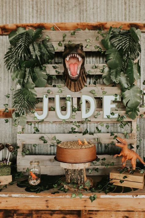 Dinosaur Party Outside, Simple Dinosaur Birthday Party Decorations, Dinosaur Birthday Party Neutral, Fall Dinosaur Birthday Party, Three Rex Birthday Backdrop, Green And Gold Dinosaur Party, Roar 4 Birthday, Rustic Dinosaur Party, Diy Dinosaur Backdrop