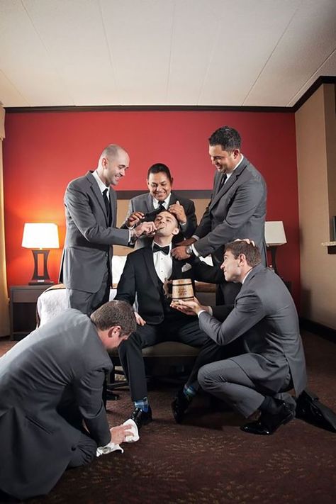 Funny Wedding Photography, Groomsmen Wedding Photos, Groomsmen Poses, Groomsmen Getting Ready, Funny Wedding Pictures, Groomsmen Photos, Funny Wedding Photos, Getting Ready Wedding, Groom Getting Ready