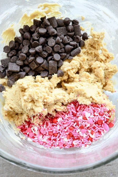 Valentines Day Chocolate Chip Cookies, Sprinkle Cookies Recipe, Valentines Baking, Food Summer, Chocolate Chip Cookies Recipe, Valentine Desserts, Valentines Cupcakes, Summer Corn, Sprinkle Cookies